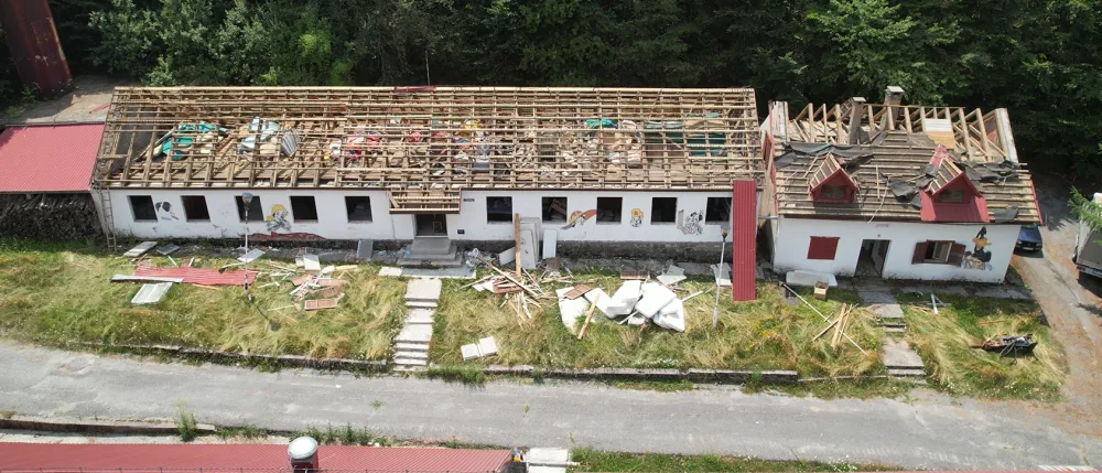 (VIDEO) Sru&scaron;eni paviljoni Dječjeg saveza &bdquo;Tara&rdquo; i &bdquo;Komovi&rdquo; na Veru&scaron;i