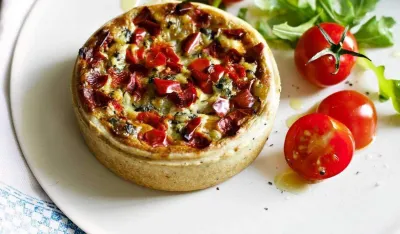 Pita od paradajza prava je poslastica koja se lako i brzo sprema