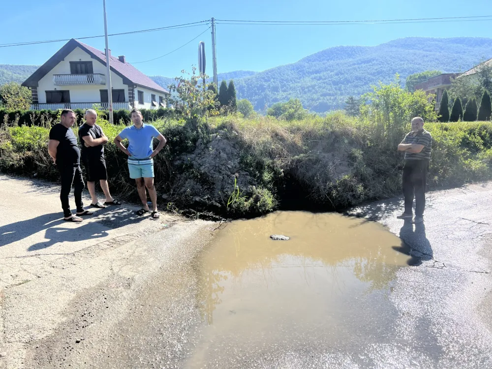 Put do bjelopoljskog naselja Prestreke i usred ljeta pod vodom