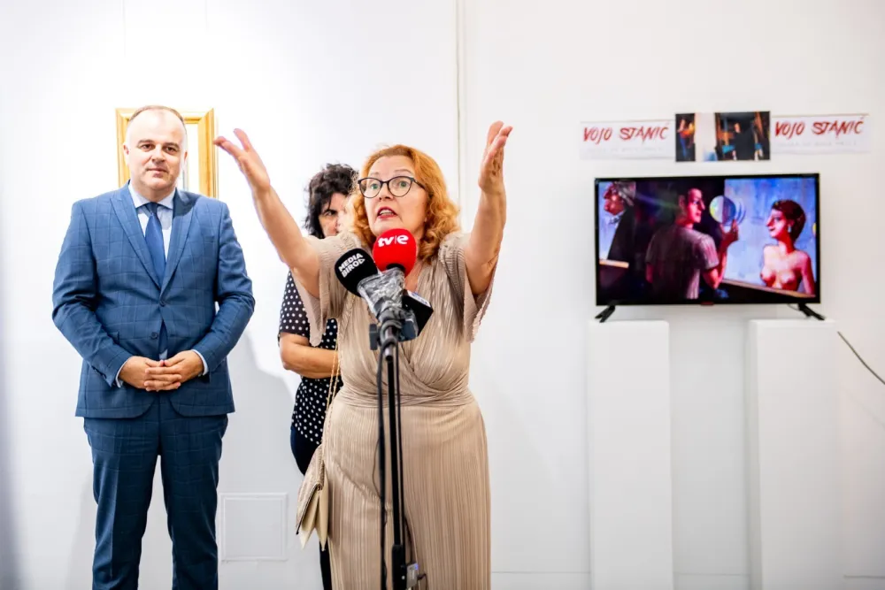 Herceg Novi: Svečano otvorena izložba &ldquo;Slike su moje priče&rdquo; slikarskog velikana Voja Stanića