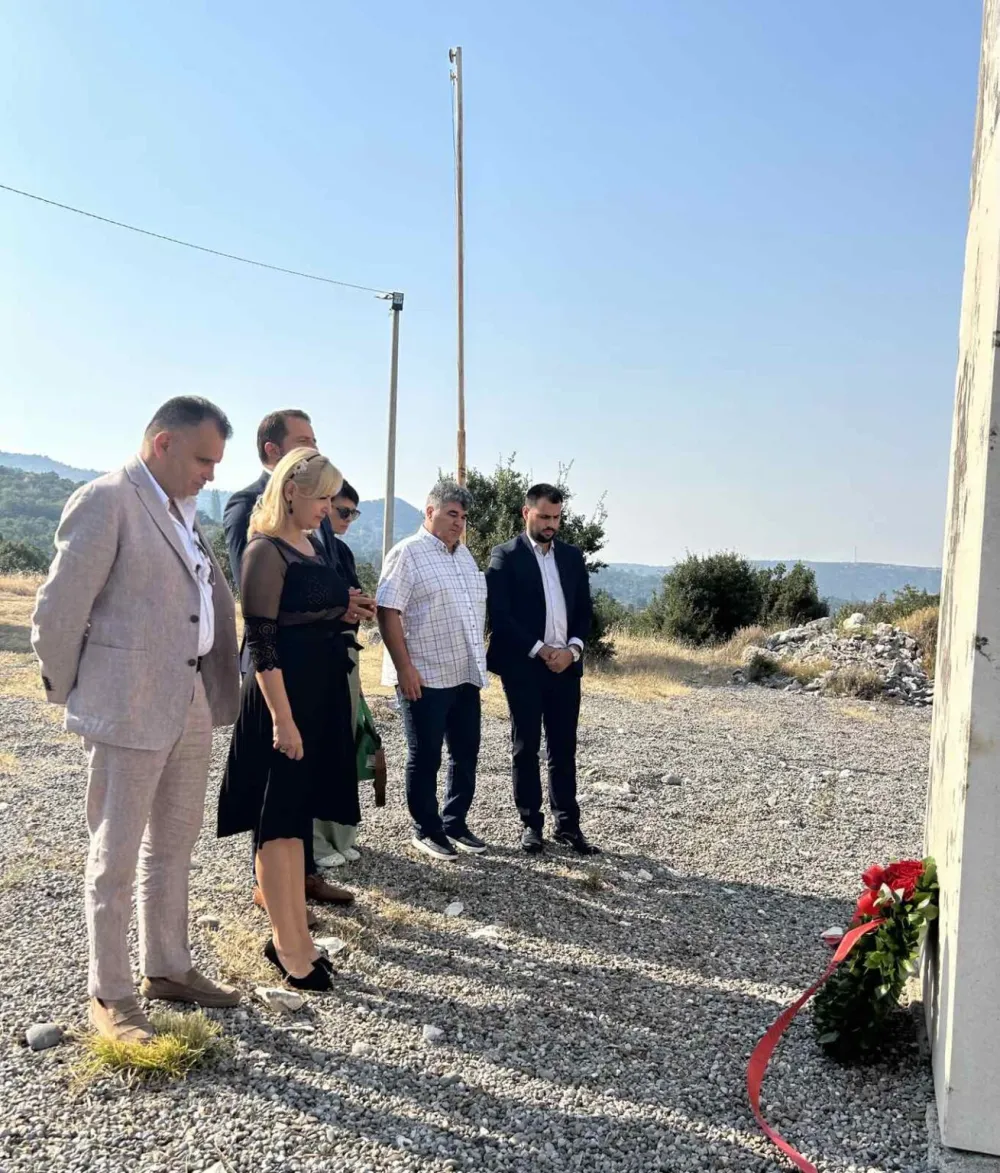 Predsjednica i odbornici Skup&scaron;tine Glavnog grada položili cvijeće na spomenik na Fundini