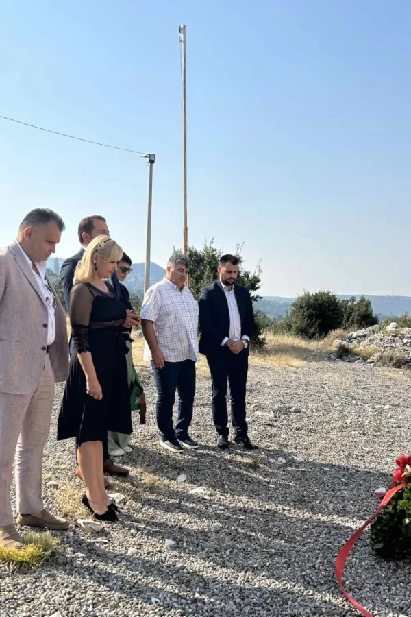 Predsjednica i odbornici Skup&scaron;tine Glavnog grada položili cvijeće na spomenik na Fundini