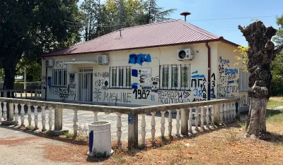 (VIDEO) Vandalski čin u Maslinama prijavljen policiji: Oskrnavljen spomenik, uni&scaron;tena mjesna zajednica