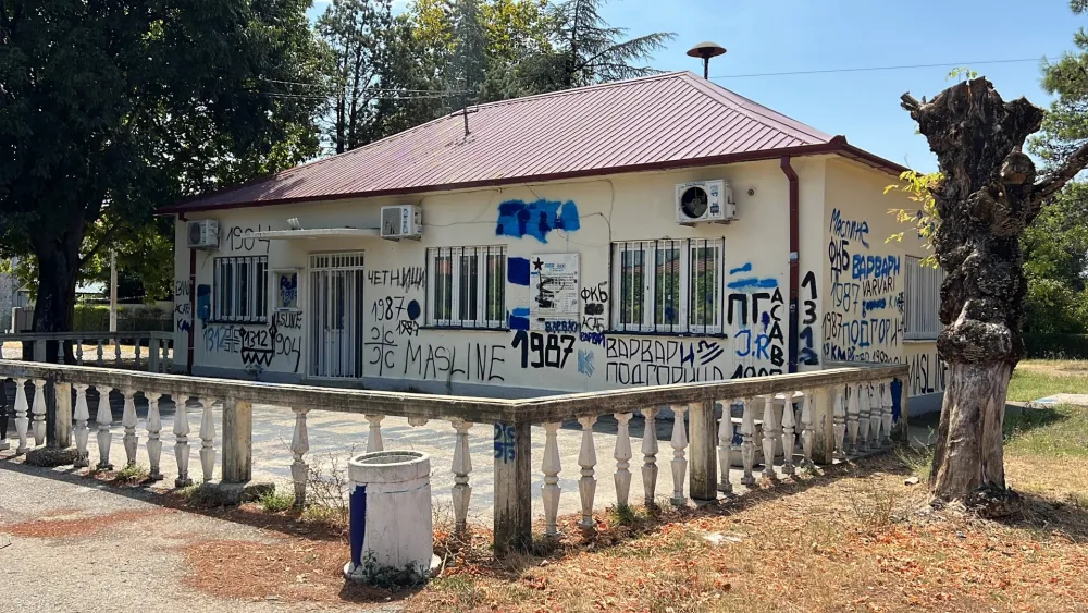 (VIDEO) Vandalski čin u Maslinama prijavljen policiji: Oskrnavljen spomenik, uni&scaron;tena mjesna zajednica