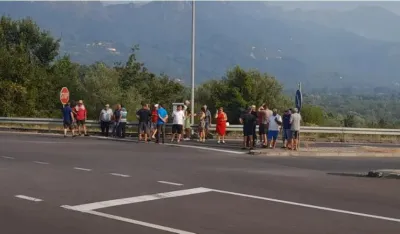 (FOTO) Crmničani opet blokirali Sozinu