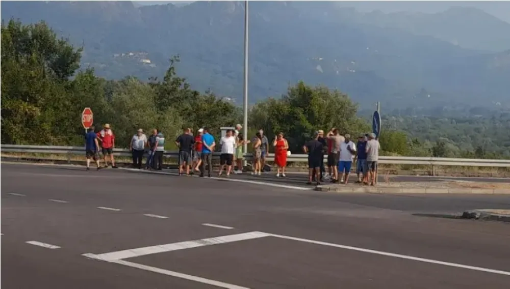 (FOTO) Crmničani opet blokirali Sozinu