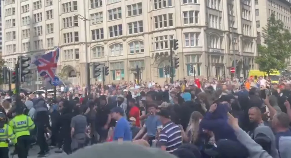 Ne prestaje haos u Britaniji: Demonstranti napali hotel u kome su smje&scaron;teni migranti