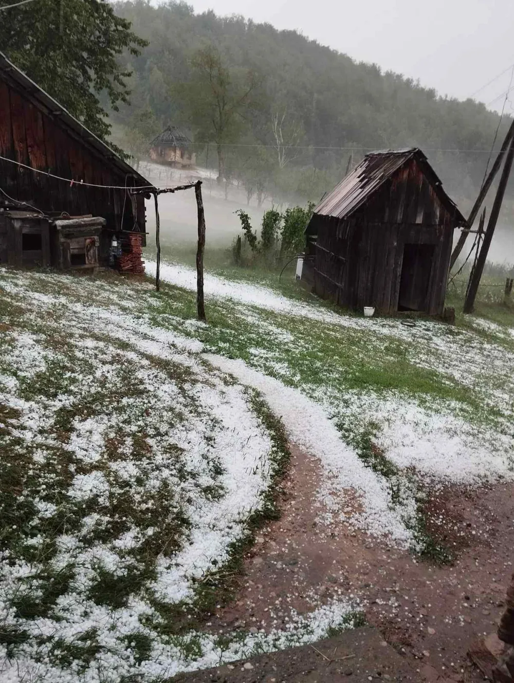 (FOTO) Nevrijeme pričinilo velike &scaron;tete mje&scaron;tanima bjelopoljskih sela: Grad opusto&scaron;io njive i voćnjake, vodena buјica uni&scaron;tila put