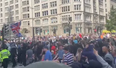 (VIDEO) Vi&scaron;e od 150 demonstranata uhap&scaron;eno u neredima, hitno zasjedanje vladinog tima u Londonu