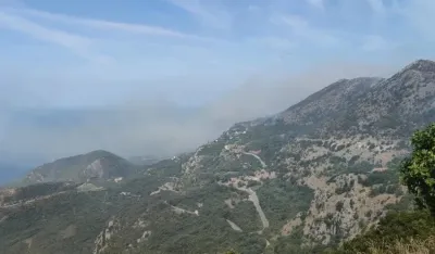 (VIDEO) Požar iznad Reževića se spu&scaron;ta ka Jadranskoj magistrali, dim otežava disanje