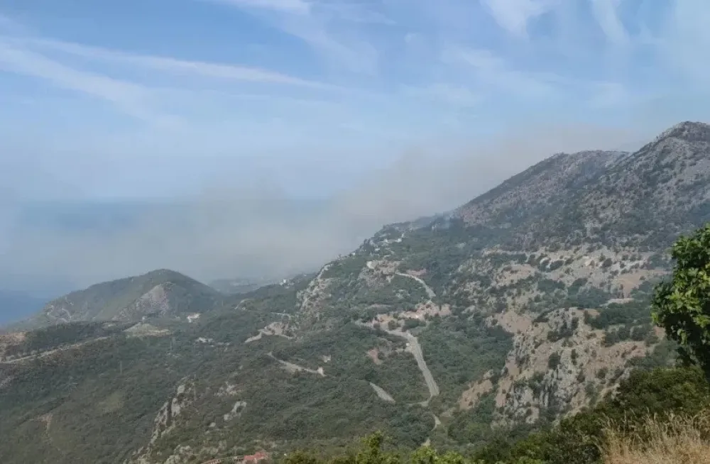 (VIDEO) Požar iznad Reževića se spu&scaron;ta ka Jadranskoj magistrali, dim otežava disanje