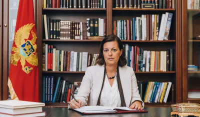   Crnogorska pozori&scaron;na scena je, preranim odlaskom glumca Stevana Radusinovića, izgubila dramskog umjetnika autentičnog glumačkog izraza, čiji se stvaralački raspon ogledao u maestralnim interpretacijama, dok je istovemeno zauzimao istaknuto mjesto u crnogorskoj kulturi, kazala je ministarka kulture i medija&nbsp;Tamara Vujović.&nbsp;