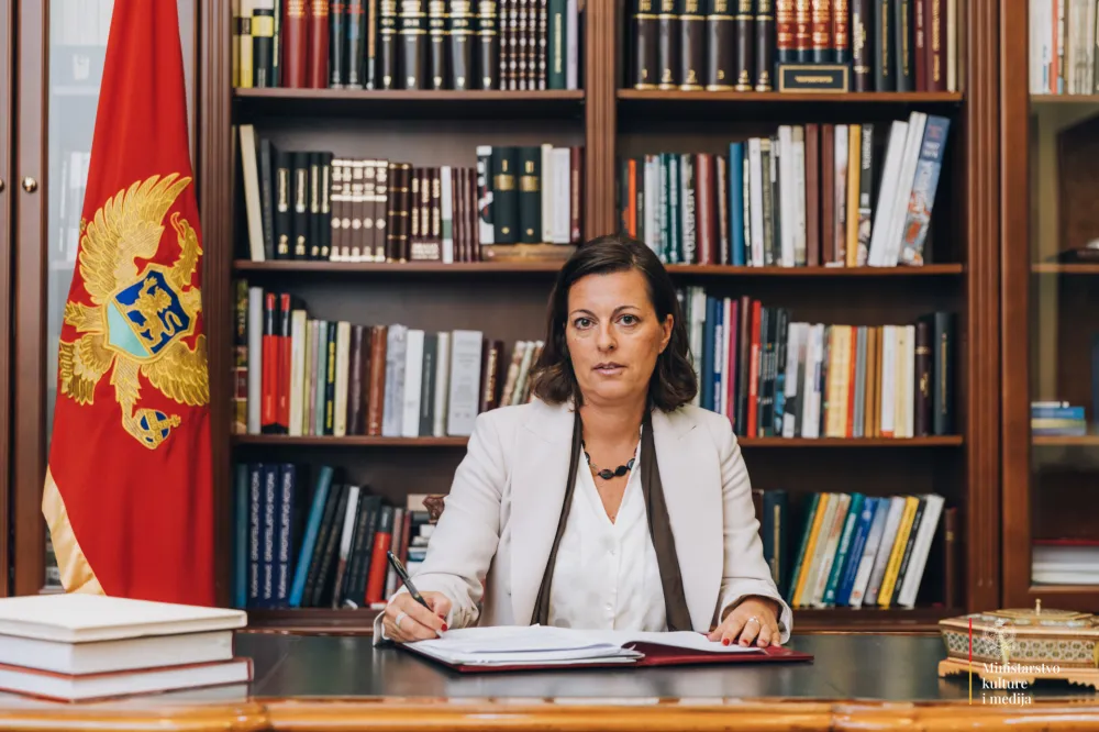   Crnogorska pozori&scaron;na scena je, preranim odlaskom glumca Stevana Radusinovića, izgubila dramskog umjetnika autentičnog glumačkog izraza, čiji se stvaralački raspon ogledao u maestralnim interpretacijama, dok je istovemeno zauzimao istaknuto mjesto u crnogorskoj kulturi, kazala je ministarka kulture i medija&nbsp;Tamara Vujović.&nbsp;