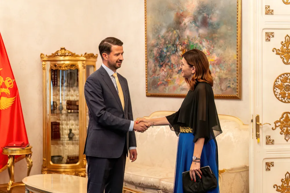 Milatović uručio orden ambasadorki Popa: Vrata za ulazak Crne Gore u EU &scaron;irom otvorena- na nama je da &scaron;to prije prođemo kroz njih