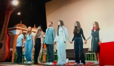 Glumci na sceni po zavr&scaron;etku predstave