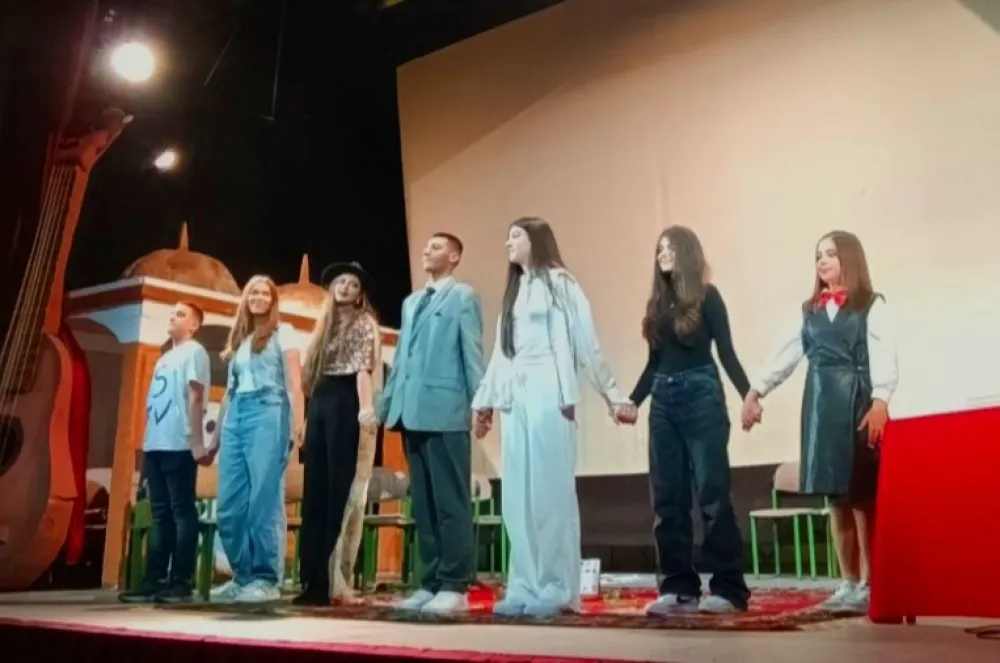 Glumci na sceni po zavr&scaron;etku predstave