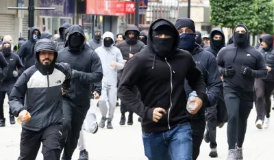 Ozbiljni neredi tresu Englesku, specijalno obučeni policajci baviće se neredima