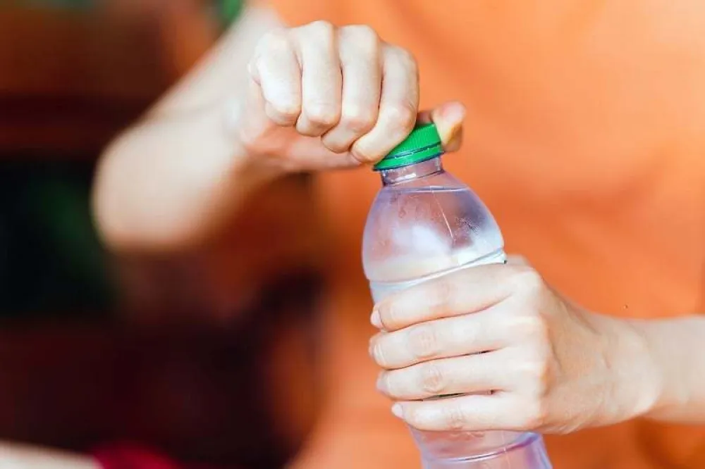 Zabrinjavajući razlog zbog kojeg ne biste trebali piti iz plastičnih fla&scaron;a