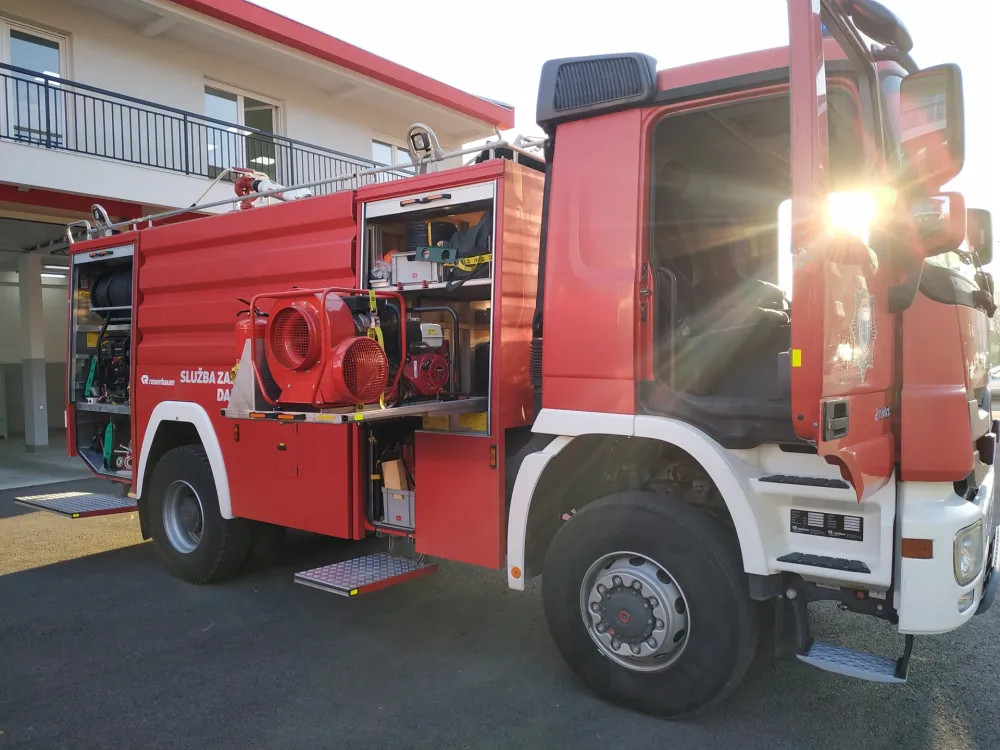 Požare gase sa tri dotrajala vozila