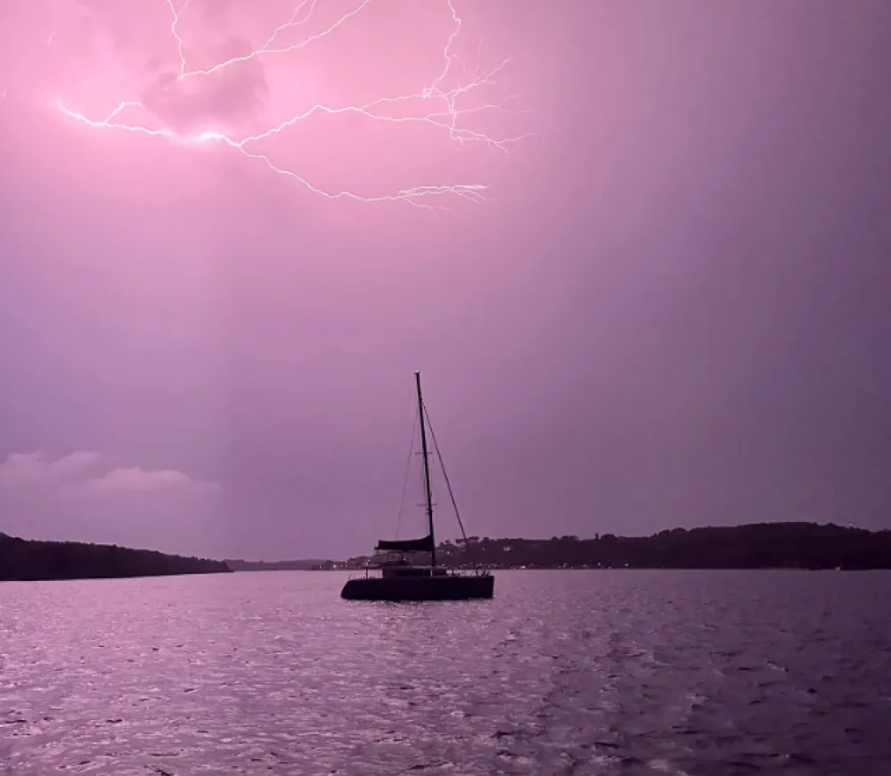(VIDEO) Jak vjetar pogodio Zadar, spa&scaron;eno 10 osoba sa jedrilice