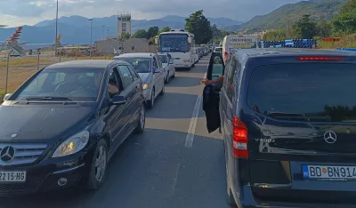 (VIDEO) Saobraćajni kolaps: Kilometarske kolone u Budvi i Tivutu