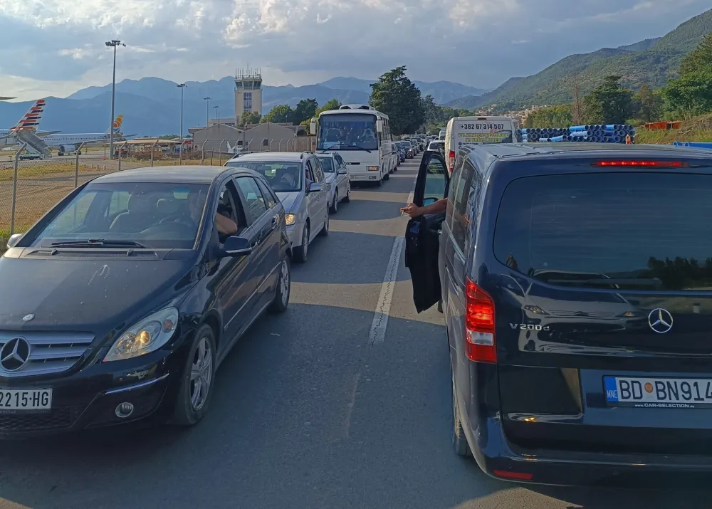 (VIDEO) Saobraćajni kolaps: Kilometarske kolone u Budvi i Tivutu