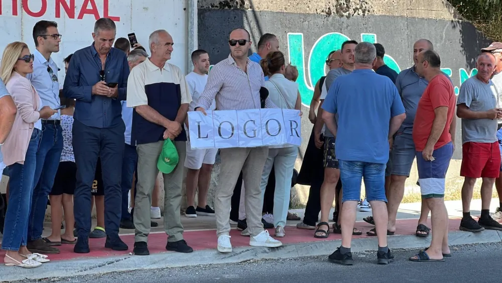 (FOTO) Mje&scaron;tani Kuća Rakića traže ostavku direktora Vodovoda Tuzi