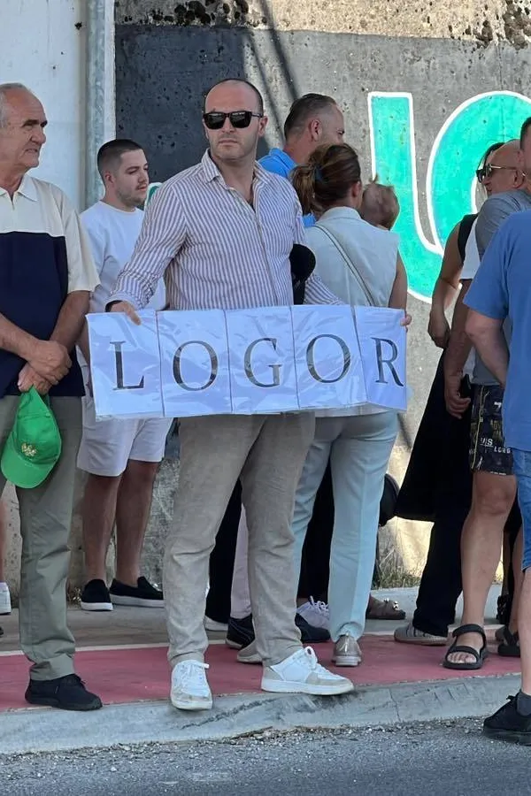 (FOTO) Mje&scaron;tani Kuća Rakića traže ostavku direktora Vodovoda Tuzi