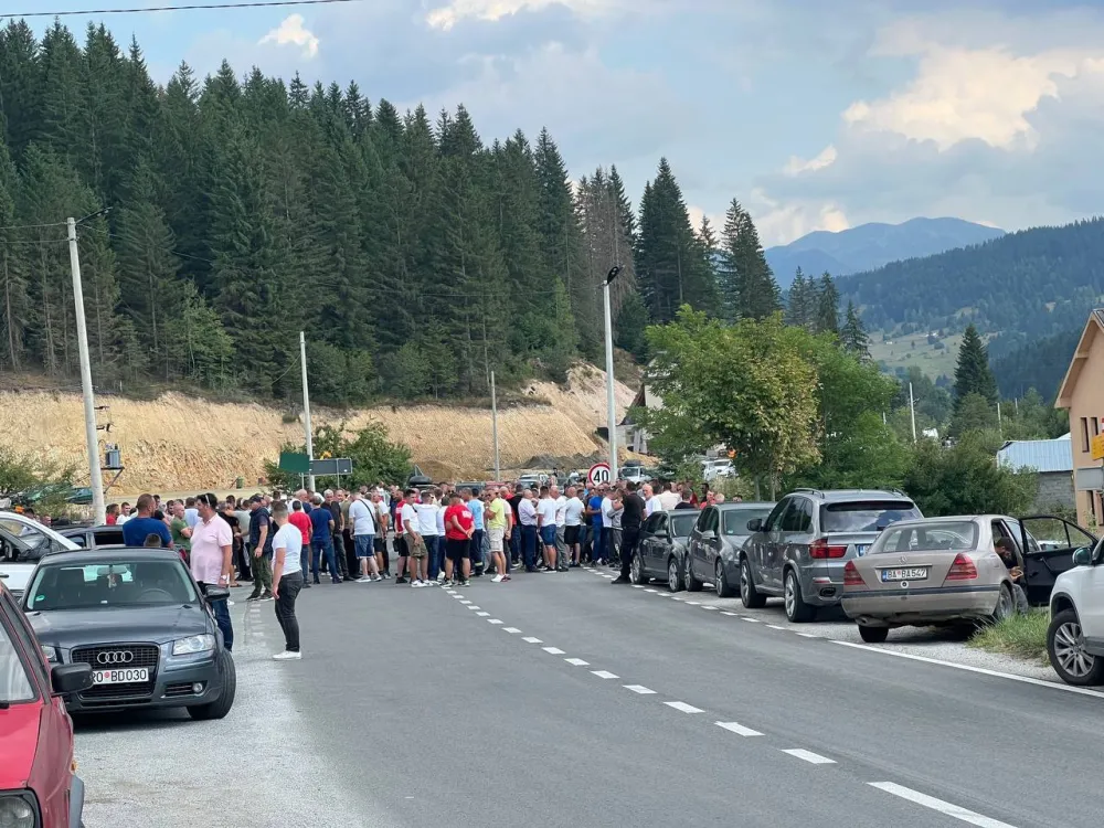 Drvoprerađivači najavili radikalnije mjere ukoliko se ne poni&scaron;ti tender Uprave za &scaron;ume: Kamione će parkirati pred Vladu