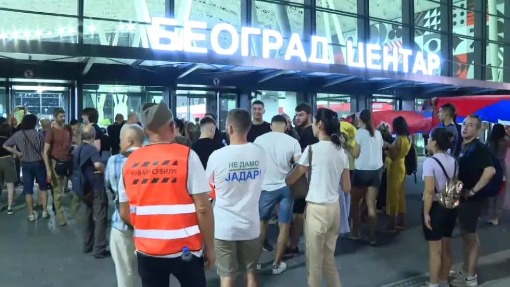 Studenti u&scaron;li u zgradu Prokopa, blokirali prugu