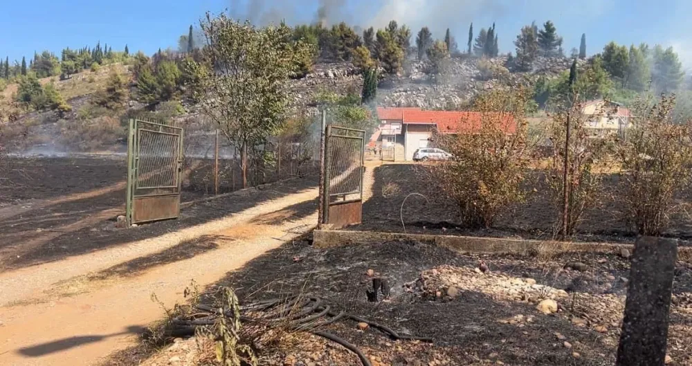 (VIDEO) Izgorela imanja u naselju Srpska, vatrogasci odbranili kuće