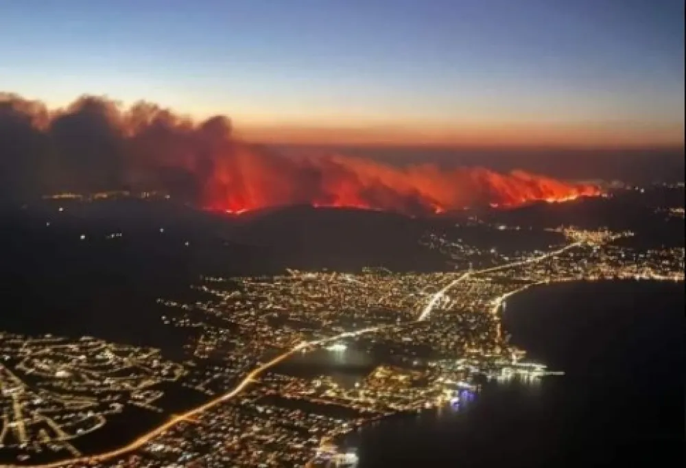 (VIDEO) Požar kod Atine - plamen dostizao visinu veću od 25 metara