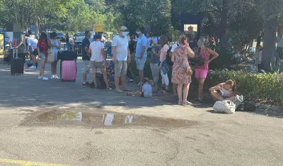 (VIDEO) Gužva na tivatskom aerodromu: Putnici se žale zbog čekanja i vrućine