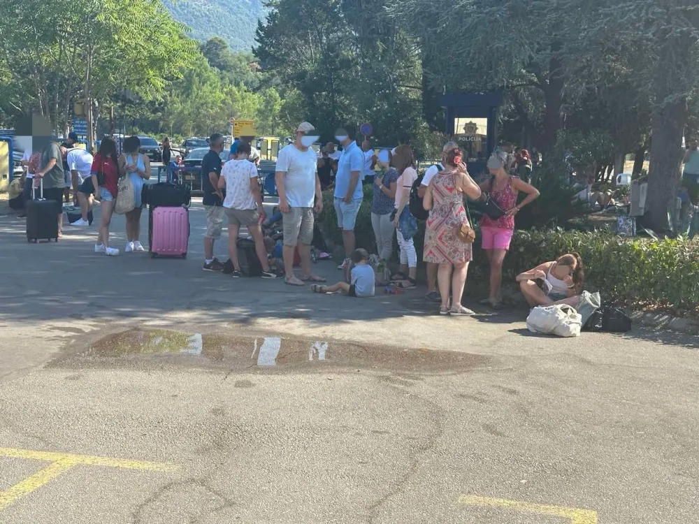 (VIDEO) Gužva na tivatskom aerodromu: Putnici se žale zbog čekanja i vrućine