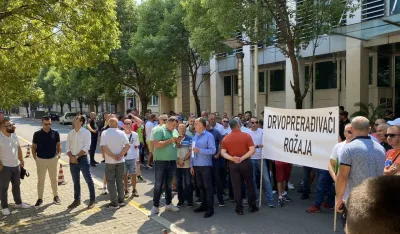 Drvoprerađivači protestovali ispred Vlade, ministarstvo traži rje&scaron;enje