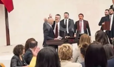 (VIDEO) Tuča u turskom parlamentu: Poslanik opozicije nazvao kolege iz vlasti teroristima