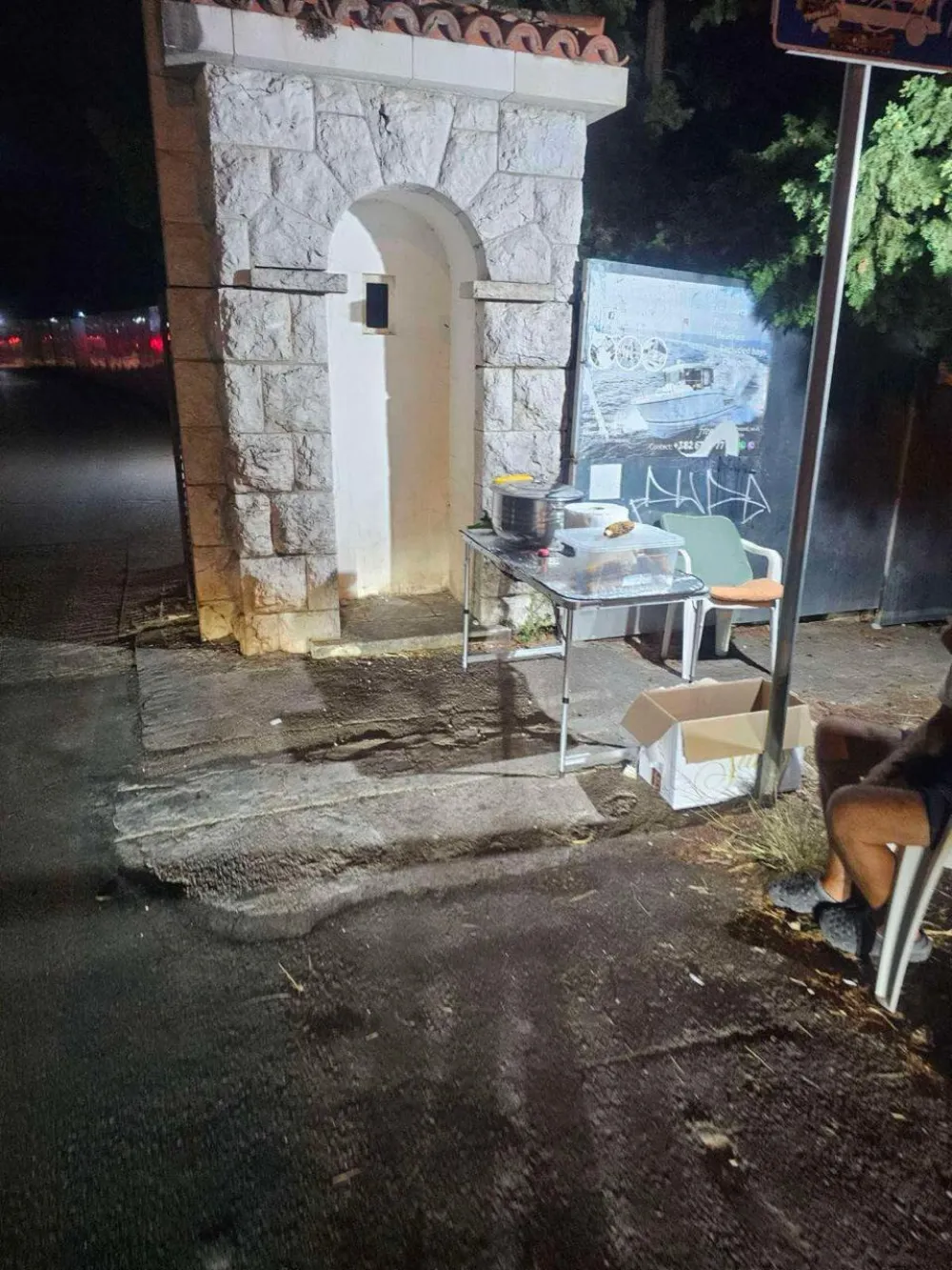 Na ulazu u Sveti Stefan prodaju kukuruz