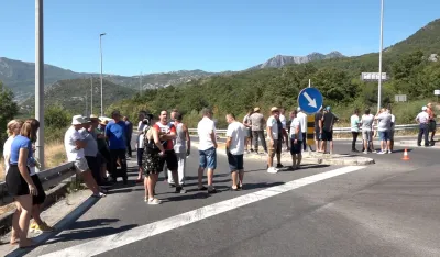 Dvočasovni protest: Crmničani blokirali &scaron;esti put Sozinu