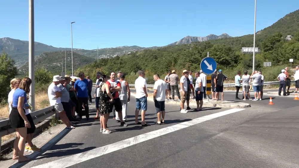 Dvočasovni protest: Crmničani blokirali &scaron;esti put Sozinu
