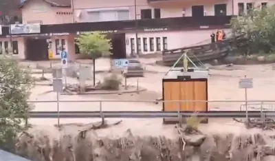 (VIDEO) Rekordne padavine u Austriji: Poplavljeni djelovi zemlje, bujica nosila automobile