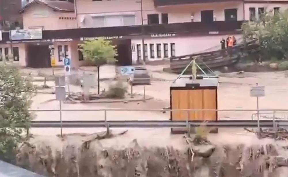 (VIDEO) Rekordne padavine u Austriji: Poplavljeni djelovi zemlje, bujica nosila automobile