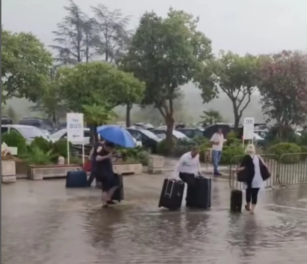 Putnike na tivatskom aerodromu "dočekuju" lokve