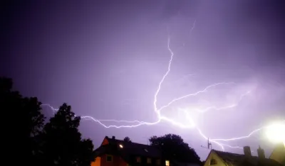 Hrvatska: Jako nevrijeme pogodilo Zagreb, povrijeđen vatrogasac