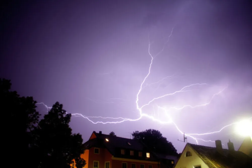 Hrvatska: Jako nevrijeme pogodilo Zagreb, povrijeđen vatrogasac