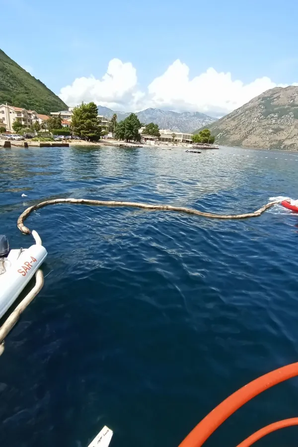 (FOTO) UPSUL: Brzo i efiksno pokupljeno ulje izliveno u more