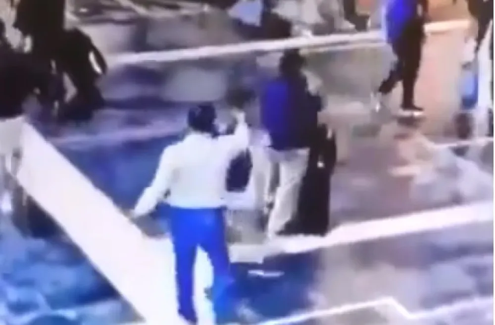 (UZNEMIRUJUĆE) Kamere zabilježile ubistvo: Mu&scaron;karac brutalno likvidiran na&nbsp;željezničkoj stanici