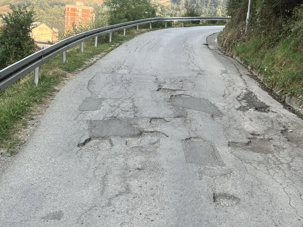 Bijelo Polje: Stanovnici Ulice Kneza Miroslava traže pro&scaron;irenje kolovoza i ukidanje dvosmјernog saobraćaјa