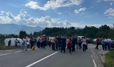 Mјe&scaron;tani Police blokirali magistralu: Traže da im Vlada dovede vodu sa Zagradskog vrela