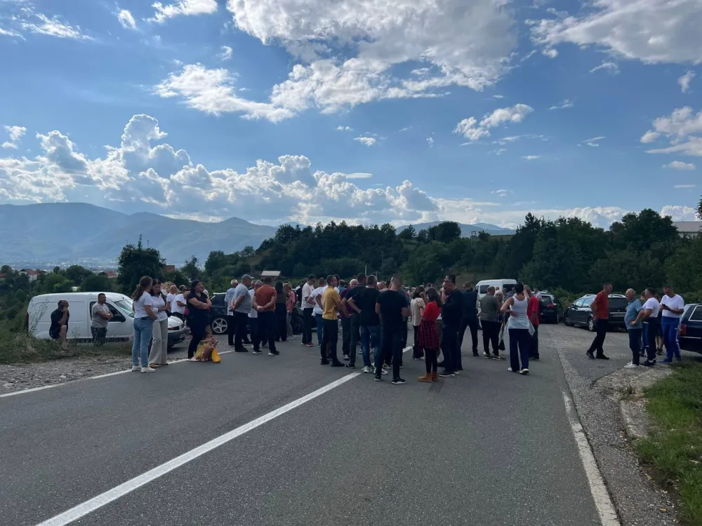 Mјe&scaron;tani Police blokirali magistralu: Traže da im Vlada dovede vodu sa Zagradskog vrela
