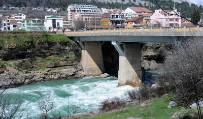 Zbog kvara na kanalizacionoj mreži u Ulici Vaka Đurovića do&scaron;lo do izlivanja otpadnih voda u Moraču u blizini Vezirovog mosta